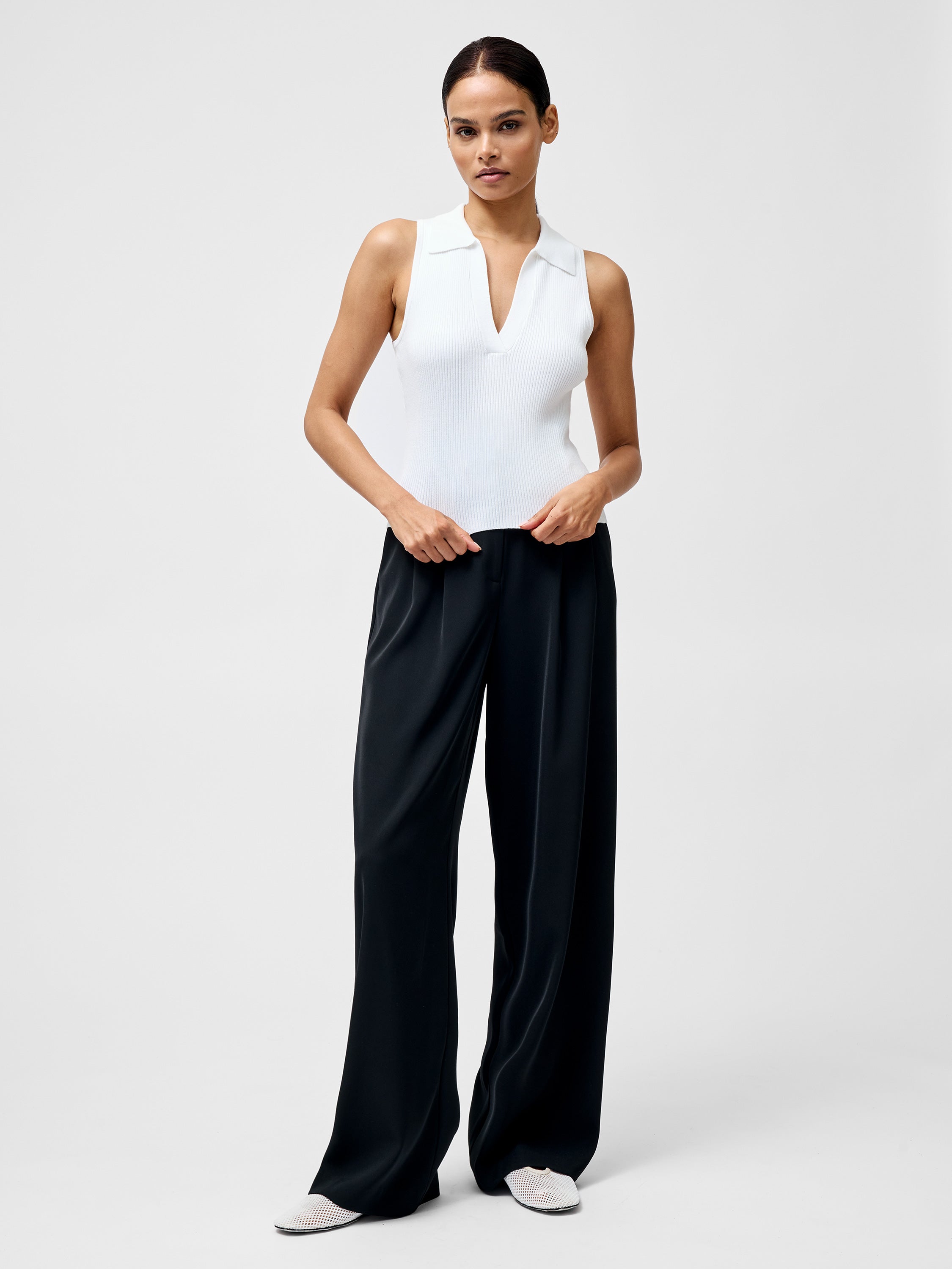 Mozza Collared V Neck Sleeveless Jumper