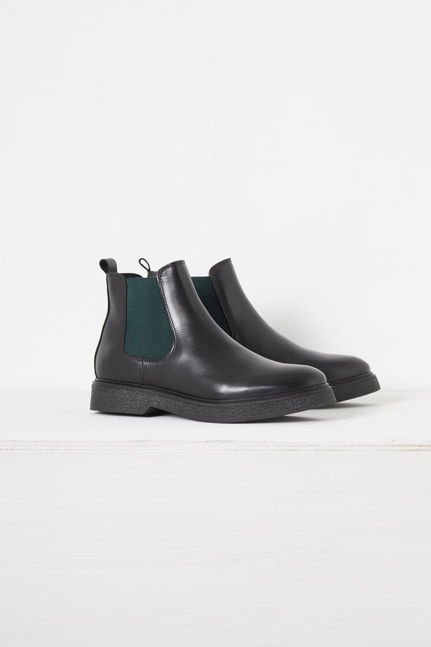 nora crepe sole chelsea boots black/bayou green