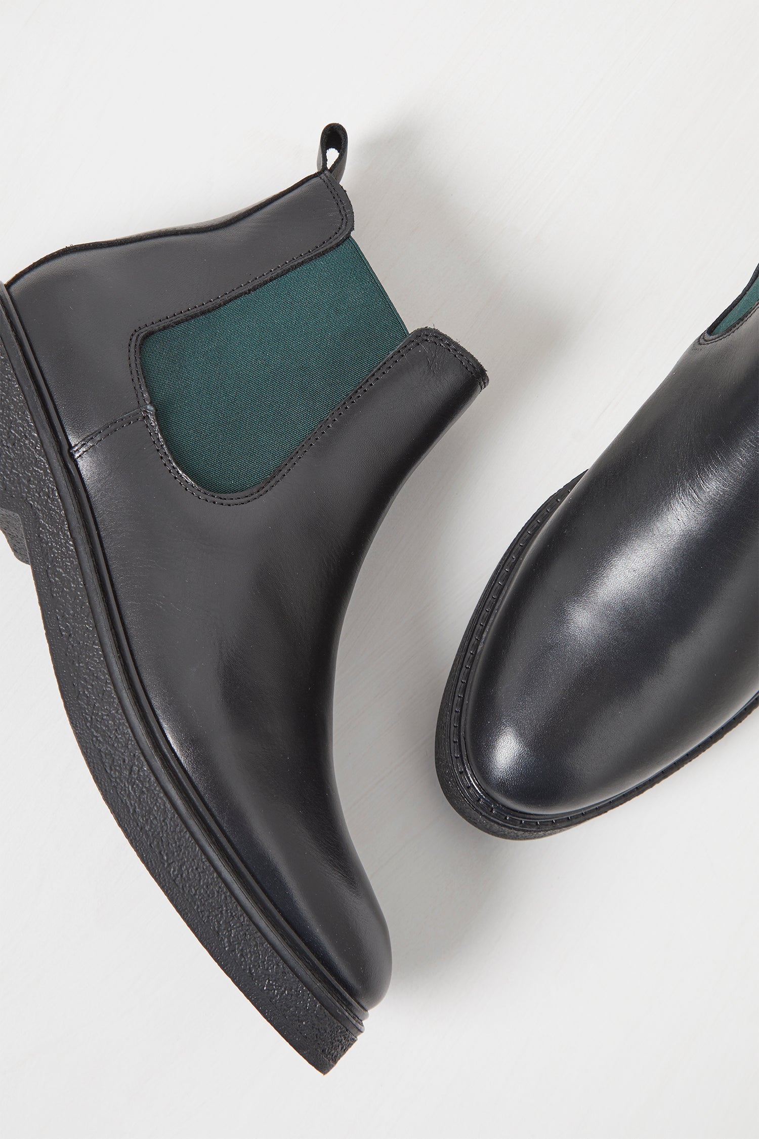 nora crepe sole chelsea boots black/bayou green